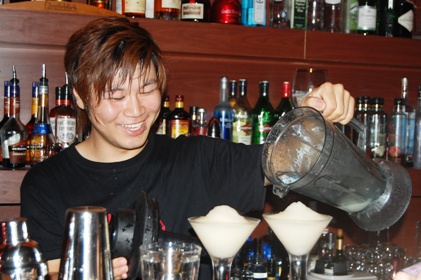 seven-makes-usher-signature-cocktail-at-fubar-beijing